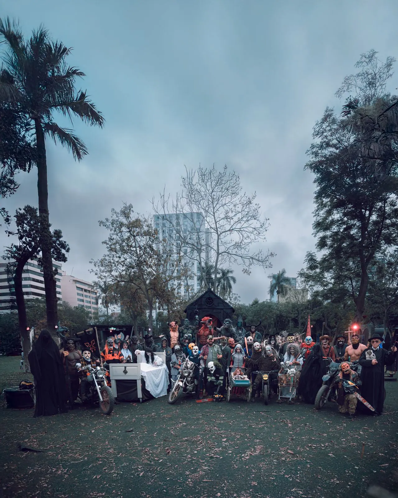 Elenco reunido bajo el cielo gris