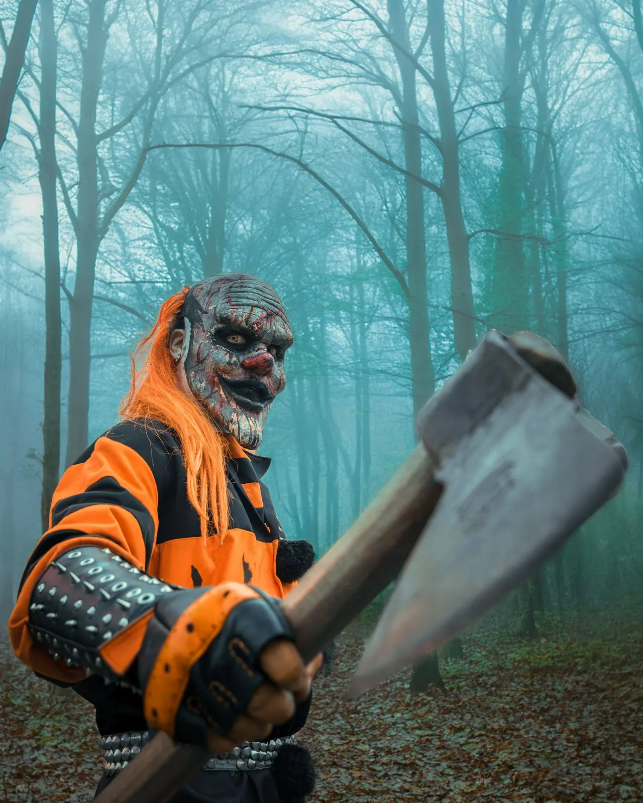 Criatura con hacha en el bosque