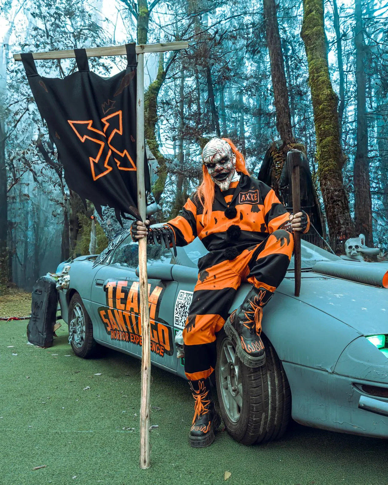Payaso con bandera junto al auto